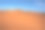 在阳光明媚的夏日里，在天空的映衬下，沙漠中沙丘的脚步声图片下载