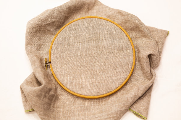 刺绣环与天然亚麻织物，隔离。从模型的顶部看。图片下载