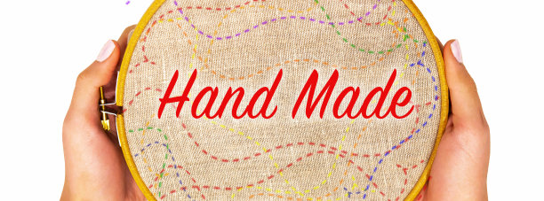 刺绣环与天然亚麻织物在妇女手中，隔离。模板与文本手工制作，顶部的视图..图片下载