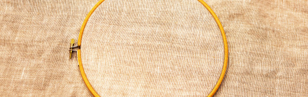 刺绣环与天然亚麻织物，隔离。从模型的顶部看。图片下载