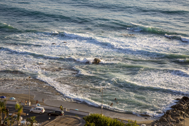从空中俯瞰意大利的第勒尼安海和美丽的海滩。沙滩和海景从上面。海滩鸟瞰海水和沙滩。图片下载