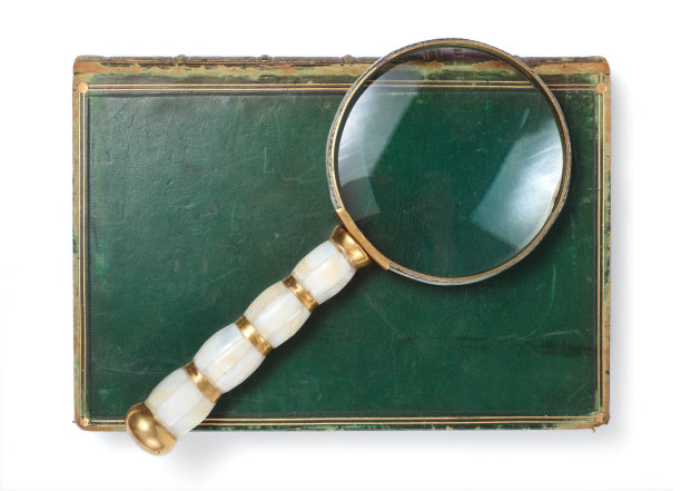 古老的书籍用优雅的放大镜。俯视图图片下载