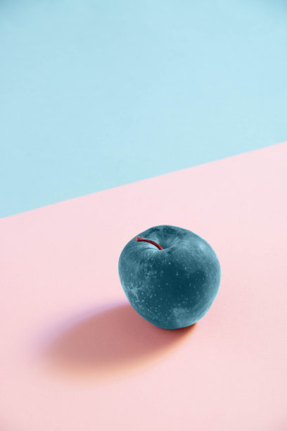 蓝色的苹果在粉色和蓝色的背景上图片下载