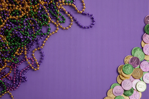 绿色，金色和紫色的狂欢节珠子和硬币背景图片下载
