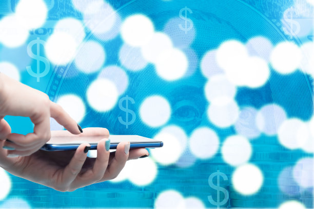 网上银行手机app，智能手机上手持美元和硬币为背景，申请金融，存贷款，放置文本图片下载