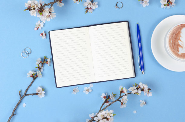 未来计划的愿望清单。用花，笔记本和咖啡平铺作文图片下载