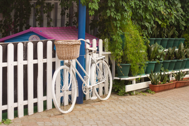 白色的自行车在白色的篱笆的背景上。没有人图片下载