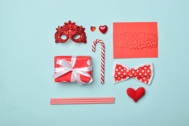 一张带有红色饰品的节日贺卡，用来庆祝节日，聚会。情人节的横幅。2月14日的背景。副本的空间。图片下载