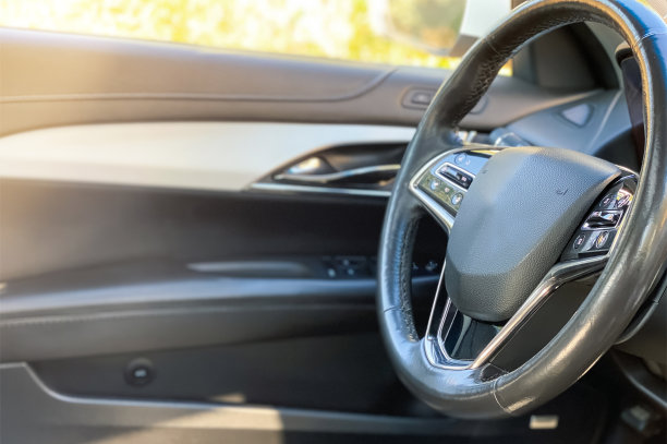 汽车方向盘的特写。汽车内部摄影图片下载