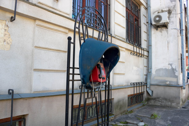 复古的蓝色和城市里安装的红色付费电话图片下载