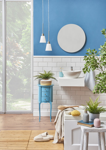 豪华浴室内饰与浴缸图片下载