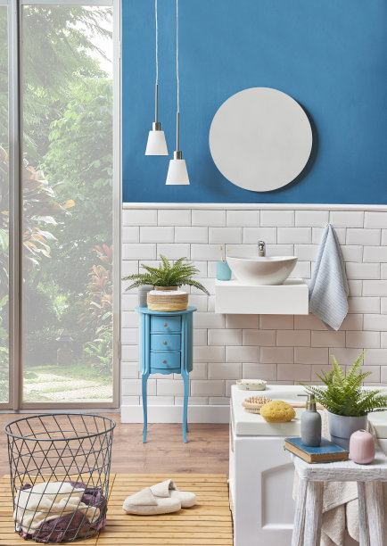 豪华浴室内饰与浴缸图片下载