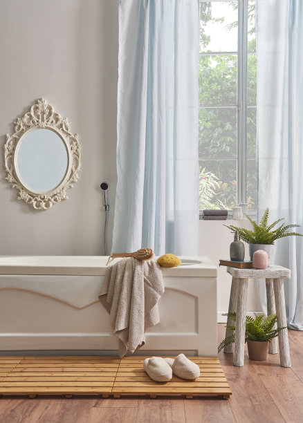 豪华浴室内饰与浴缸图片下载