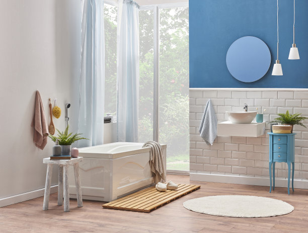 豪华浴室内饰与浴缸图片下载