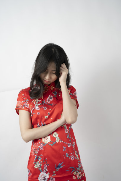 愤怒的亚洲年轻女子的肖像，鞋她不高兴的脸图片下载