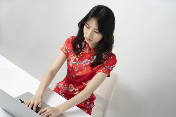 快乐亚洲年轻女子画像，使用电脑进行购物和商务活动图片下载