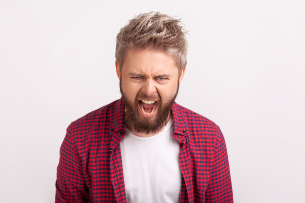 不高兴的年轻人的肖像胡子尖叫着看着相机，表达愤怒和愤怒，坏心情图片下载