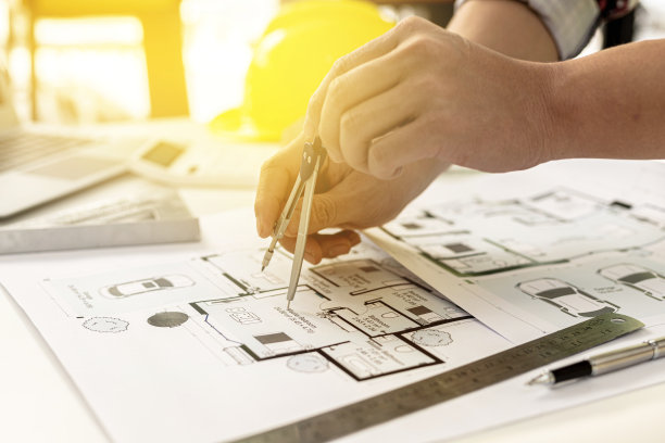 建筑师、工程师、设计师都用圆规来设计房屋。他正在电脑上编辑用这个程序设计出来的图案。室内设计及装饰创意。图片下载