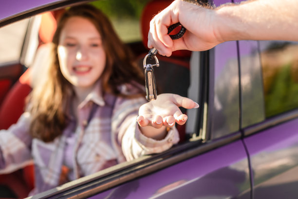 女孩拿了车钥匙。汽车的销售和购买。汽车租赁图片下载
