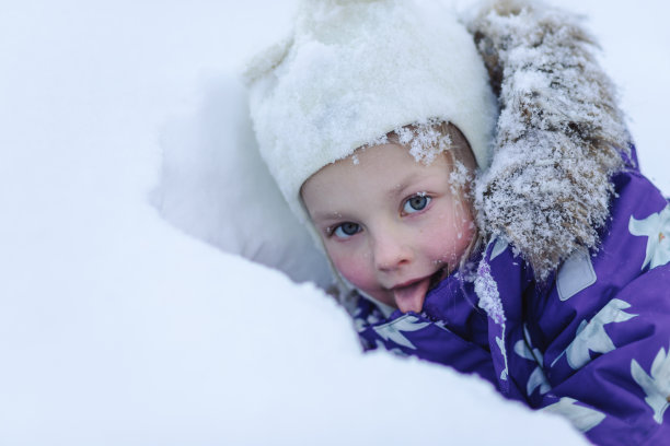 雪中漫步的女孩露出舌头图片下载