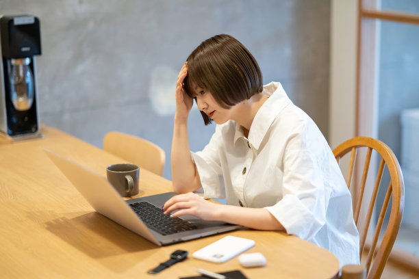 女人抱着头图片下载