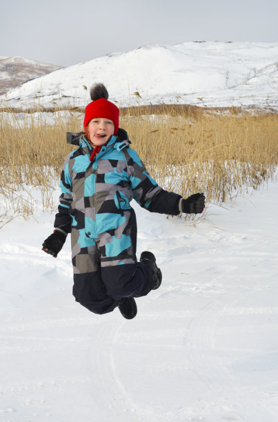 白种人小孩穿着冬装在户外玩耍图片下载
