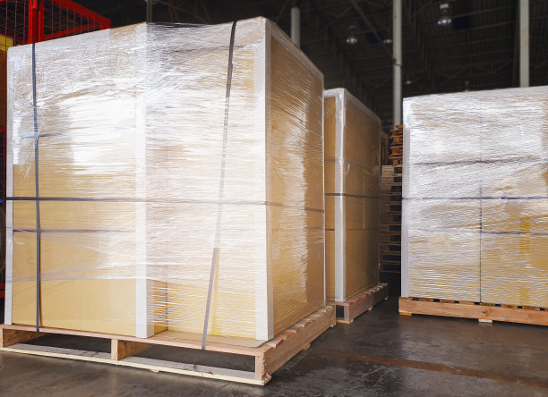 仓库托盘上用塑料薄膜包裹的包装盒。供应链。仓库商业装运。发货仓库物流。图片下载