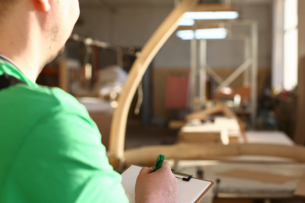 工人用剪贴板绘制家具特写生产订单图片下载