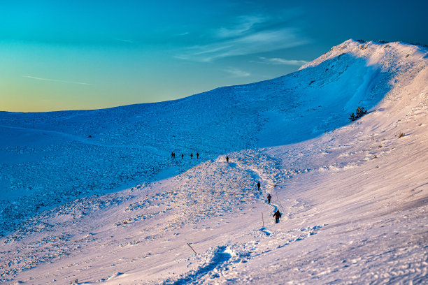 游客们在山中试探。波兰比什扎迪国家公园，Polonina Wetlinska。图片下载