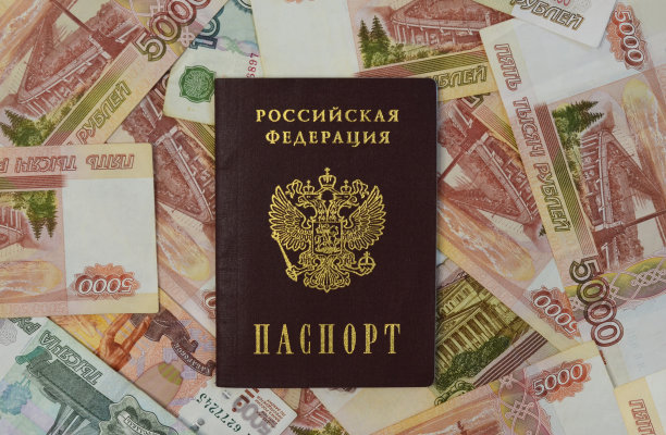 5000卢布，货币图案或背景俯视图，钞票平放在桌子上与俄罗斯联邦护照图片下载