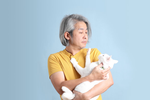 穿黄色t恤的亚洲人图片下载