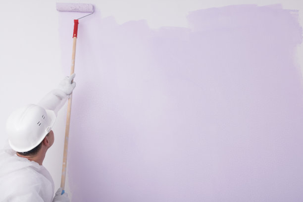 一名工人把墙漆成紫色，右边是你的题词图片下载