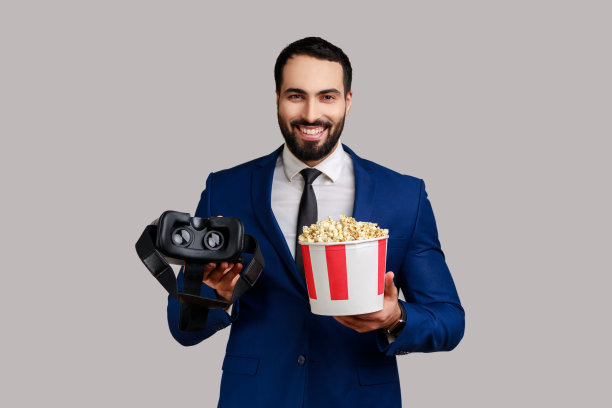 积极的男子手持VR头盔，使用增强现实眼镜在虚拟现实。图片下载