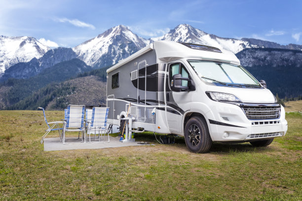 在波兰度假-在泰特拉山脉的房车春季图片下载