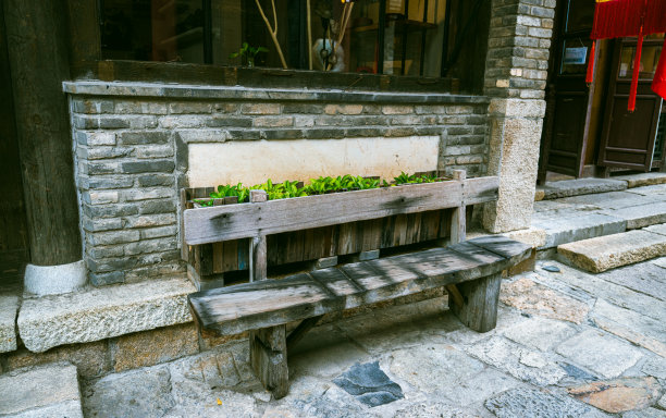 彩绘木桌和长凳，传统的中国家具图片下载