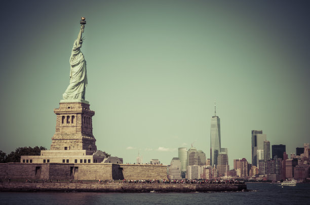 以蓝天为背景的自由女神像。图片下载