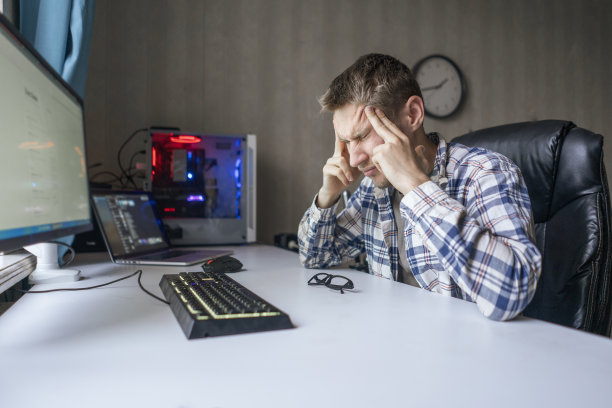 男性经理在工作过程中感到压力图片下载