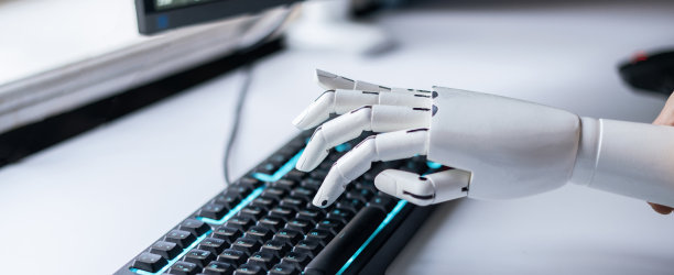 机器人用手在电脑键盘上打字图片下载