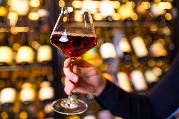 阿拉伯男子侍酒师在力士酒店品酒图片下载