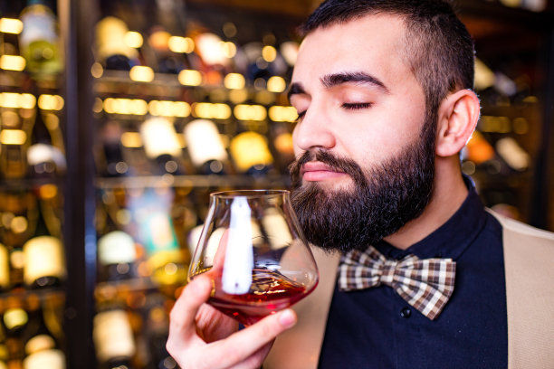 阿拉伯男子侍酒师在力士酒店品酒图片下载