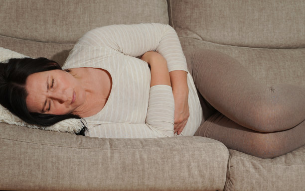 家中患有胃痛的中年中年妇女。腹痛，食物中毒，腹泻，胃溃疡，经期疼痛，更年期。图片下载