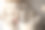 小女孩手里拿着一条舒适柔软的毯子。温暖的毯子在一个女人的手中特写。冬天的心情和家纺图片下载