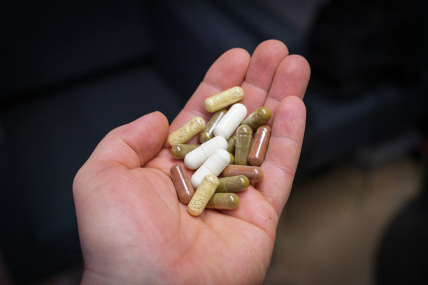 不同的药片可以用一只手拿着图片下载