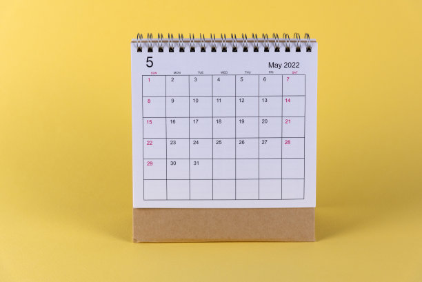 2022年5月台历在黄色背景上孤立。图片下载