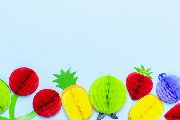 平躺明亮的热带水果纸，草莓，樱桃，菠萝，苹果，李子在蓝色背景顶视图复制空间。极简创意夏日食品概念，折纸水果图片下载