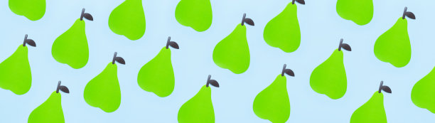 创意夏季模式明亮甜梨纸在蓝色背景平躺顶视图复制空间。简约的食物概念，折纸水果。梨的背景图片下载