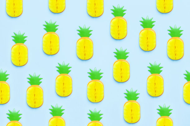 创意夏季模式明亮甜蜜的热带菠萝纸在蓝色背景平躺顶视图复制空间。简约的食物概念，折纸水果。菠萝背景图片下载