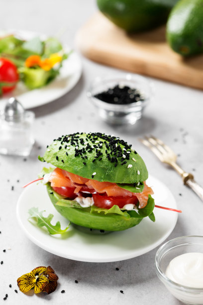 时髦的生素食鳄梨汉堡配新鲜蔬菜图片下载