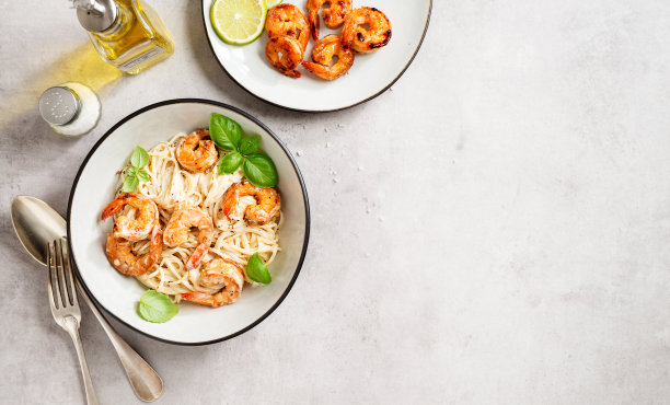 意大利面配烤虾和奶油阿尔弗雷多酱图片下载