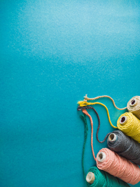 彩色卷轴的编结绳线或羊毛射击作为复制空间背景或文本背景。图片下载